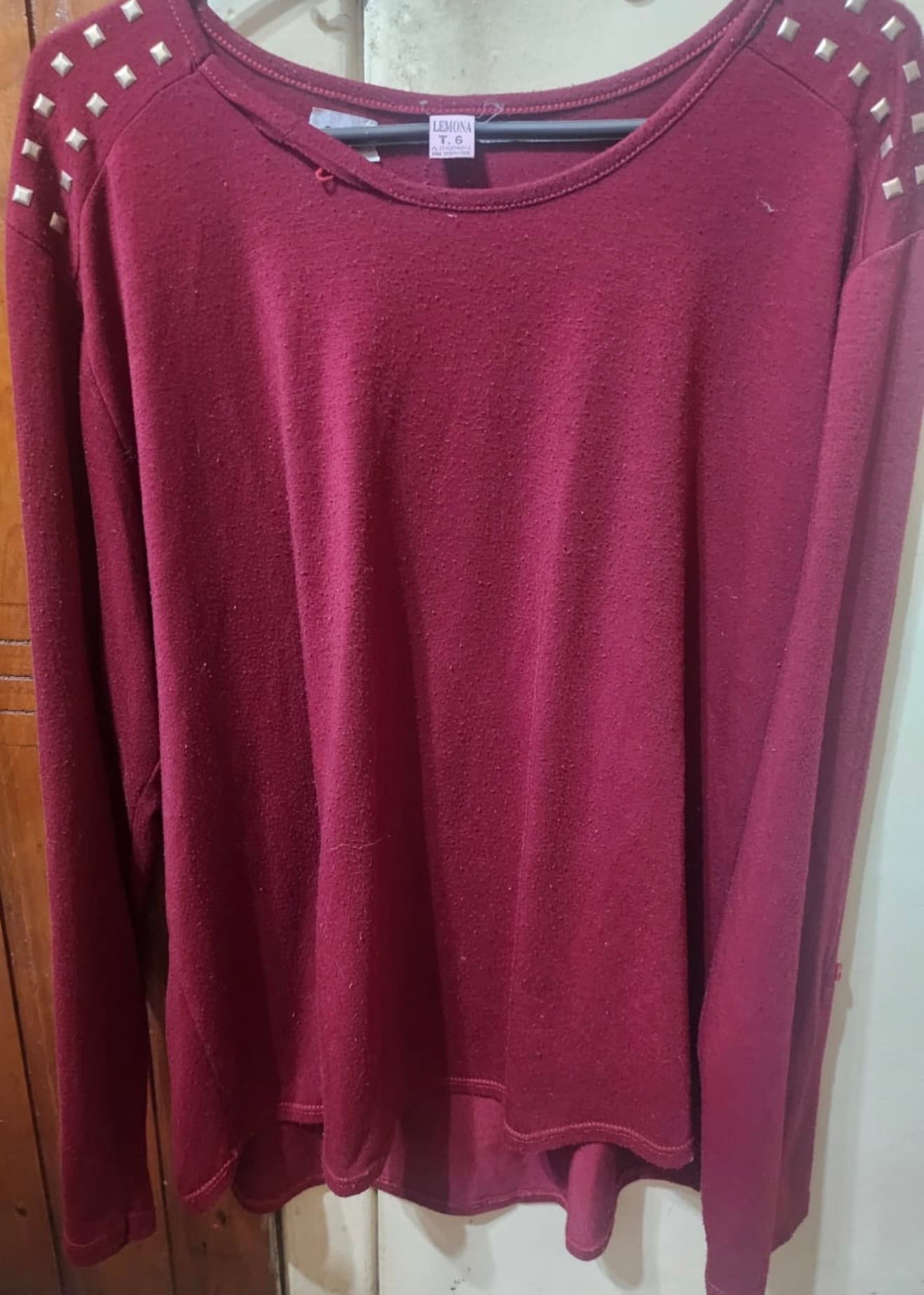 Sweter Rojo con Tachas